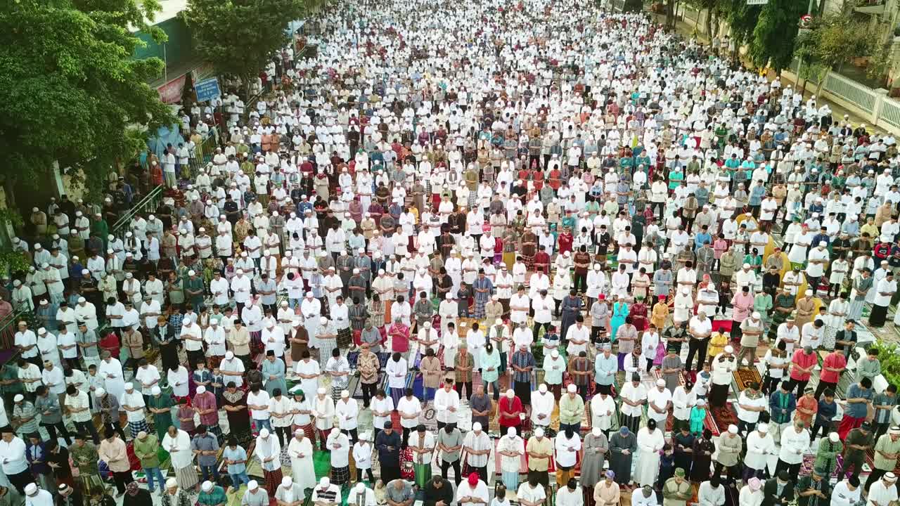 Umat Muslim Salat Bersama pada Hari Raya Idul Fitri