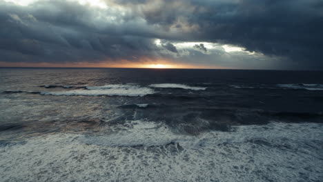 puesta de sol después de una tormenta en el mar en piscinas, cerdeña