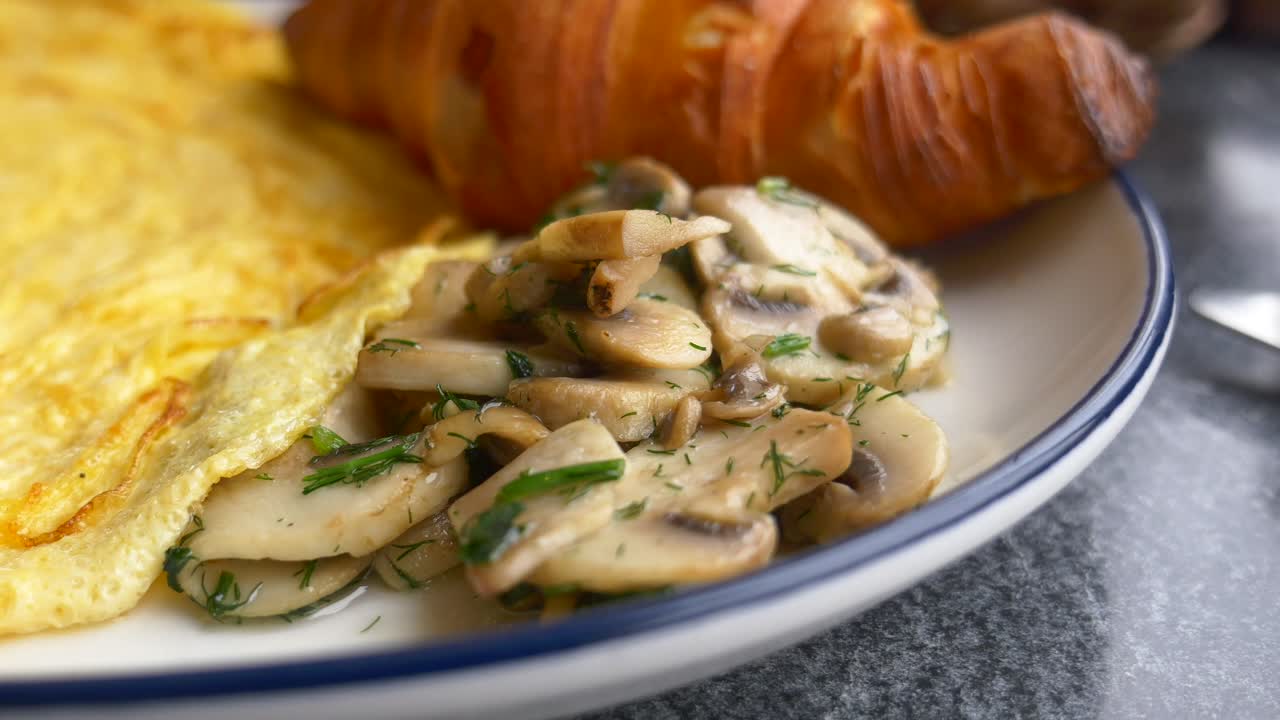 Frokost med omelett, sopp og croissant