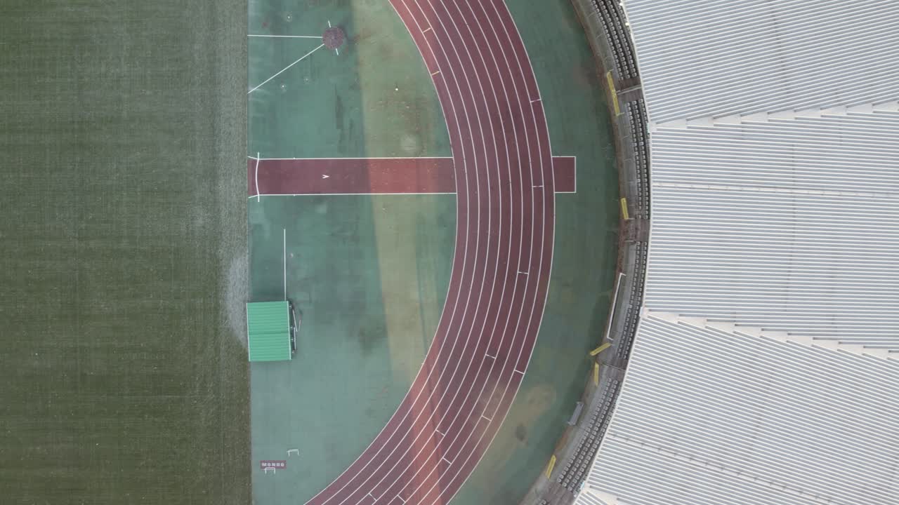 vista aérea del estadio king baudouin en bruselas, bélgica tiro deslizante de arriba hacia abajo
