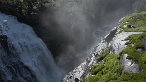 Vista-Aérea-Del-Rocío-Brumoso-Que-Se-Eleva-Desde-El-Agua-Que-Se-Estrella-En-Las-Cataratas-De-Rjukan