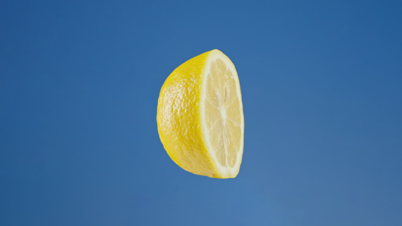 cerca de la mitad de limón jugoso en una pantalla azul, llave de croma bucleable