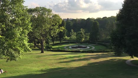 bewegtes filmmaterial von gimbal in high park toronto sommernacht 4k