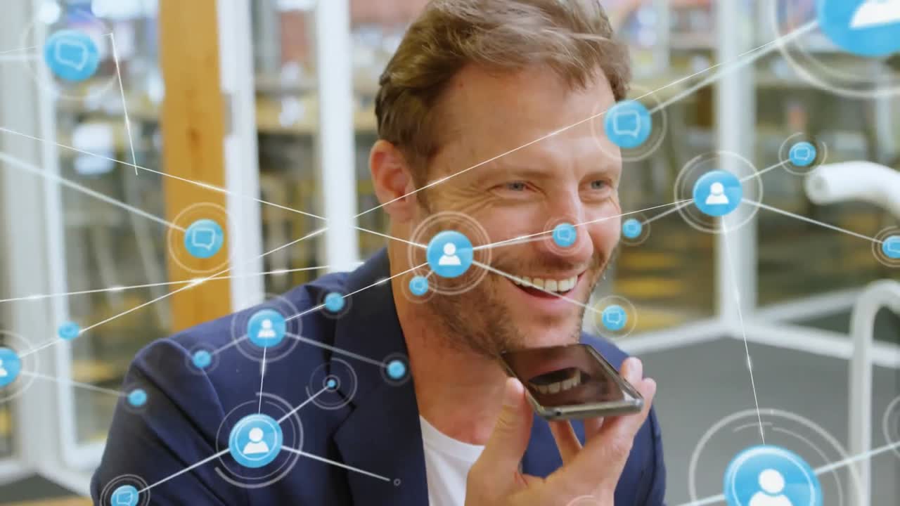 animación de perfiles conectados y iconos de mensajes sobre empresario caucásico hablando por teléfono celular.