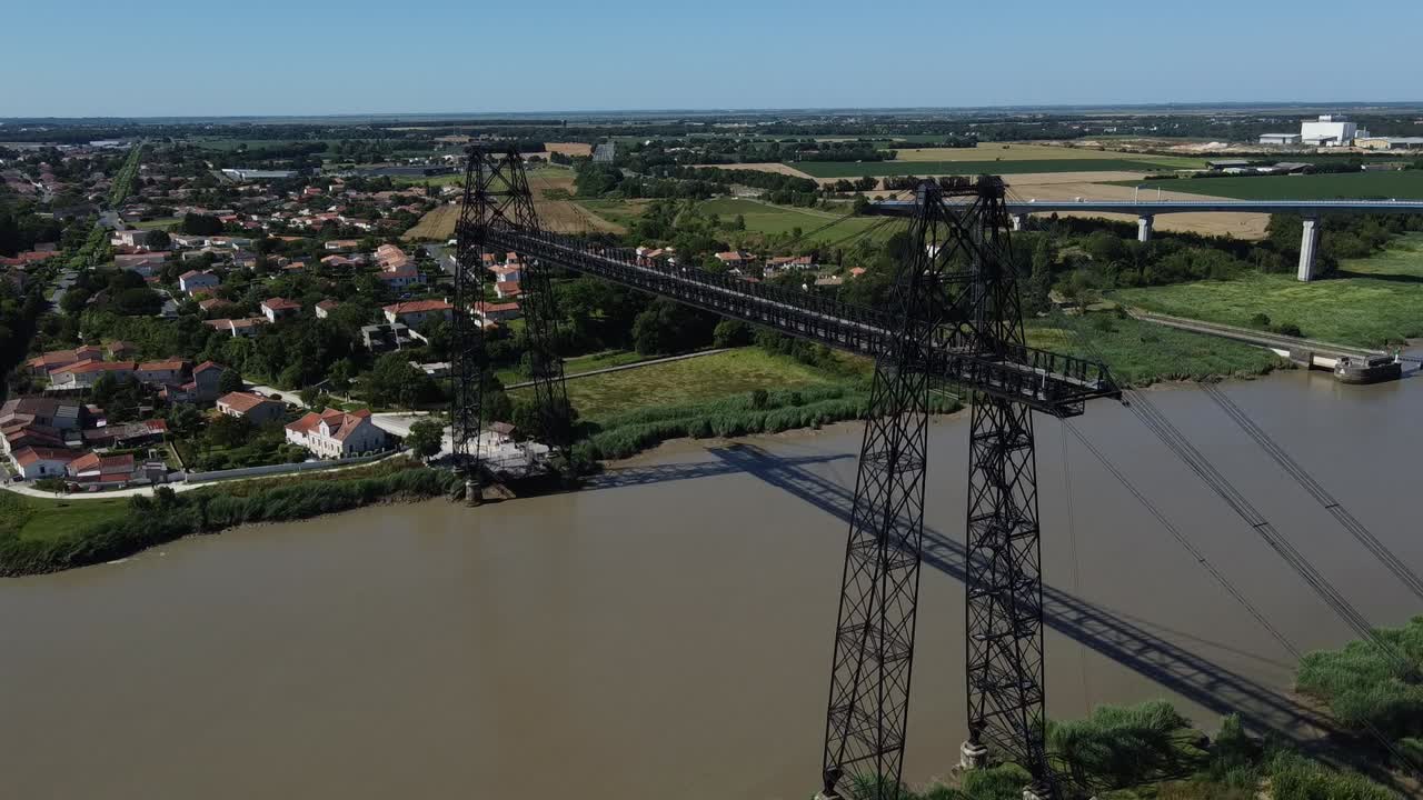 vista aérea estática del puente de transporte de rochefort sur mer, francia