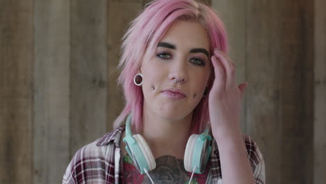 Joven-Punk-Retrato-De-Mujer-Atractiva-Con-Peinado-Rosa-Mirando-Confiada-A-La-Cámara-Mujer-Urbana-Independiente