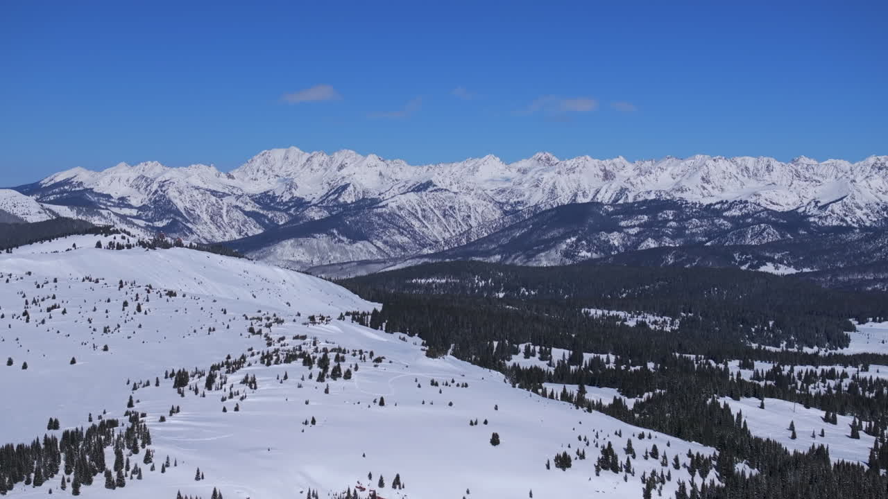 ptarmigan hill vail pass colorado drone aéreo montañas rocosas santa cruz picos indios soleados pájaro azul cielo fría mañana de invierno i70 polvo profundo backcountry snowboarding esquí moto de nieve hacia adelante hacia arriba