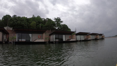 bangalow en el lago en kanchanaburi en tailandia