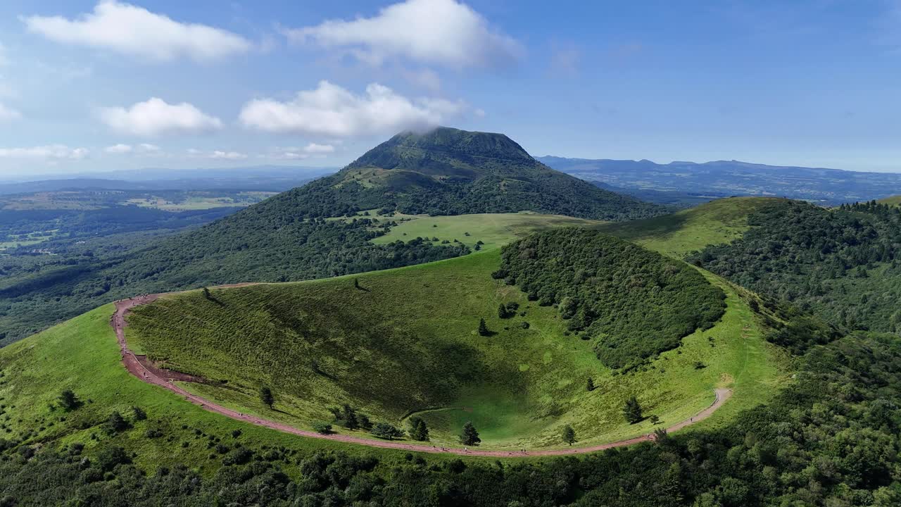 imágenes de drones del cráter del volcán puy de periou y la cúpula de puy de auvergne