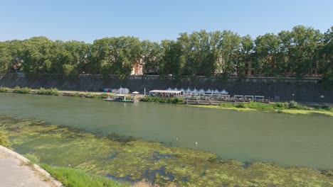 vista del paseo marítimo y el río tíber, leyenda de rómulo y remo en el río tíber en roma