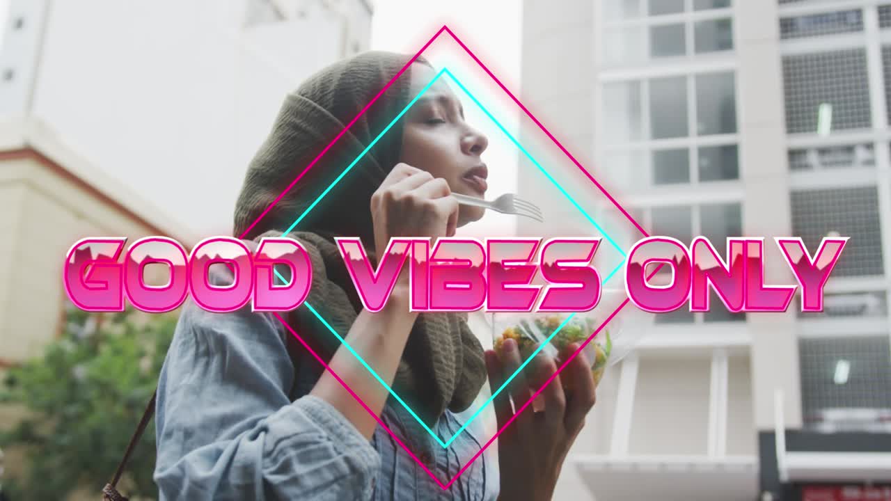 animación de texto buenas vibraciones sólo sobre la mujer comiendo