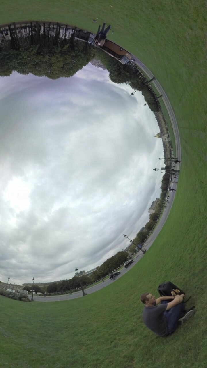 Timelapse esférico de calle urbana, vista con césped verde alrededor