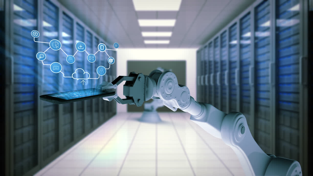 mano robótica que presenta un teléfono móvil con iconos de computación en la nube en el fondo de la sala de servidores