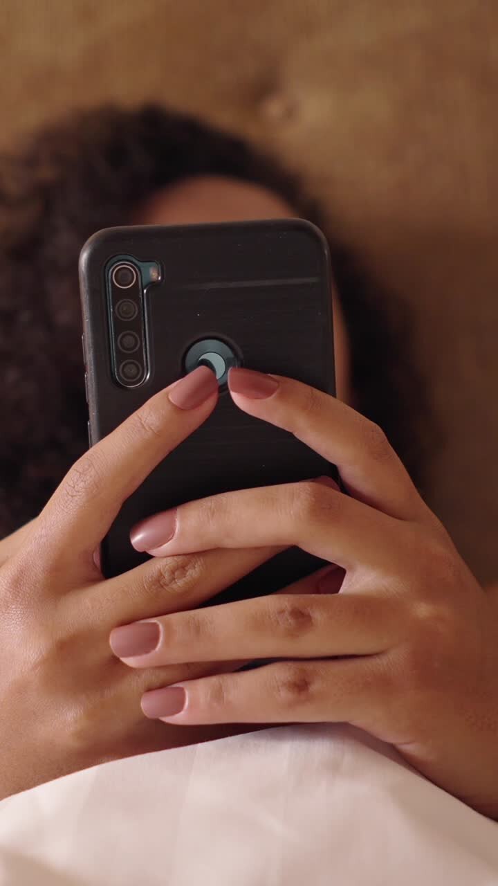 persona con un teléfono inteligente