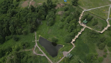 vista aérea de un parque con escaleras y estanque