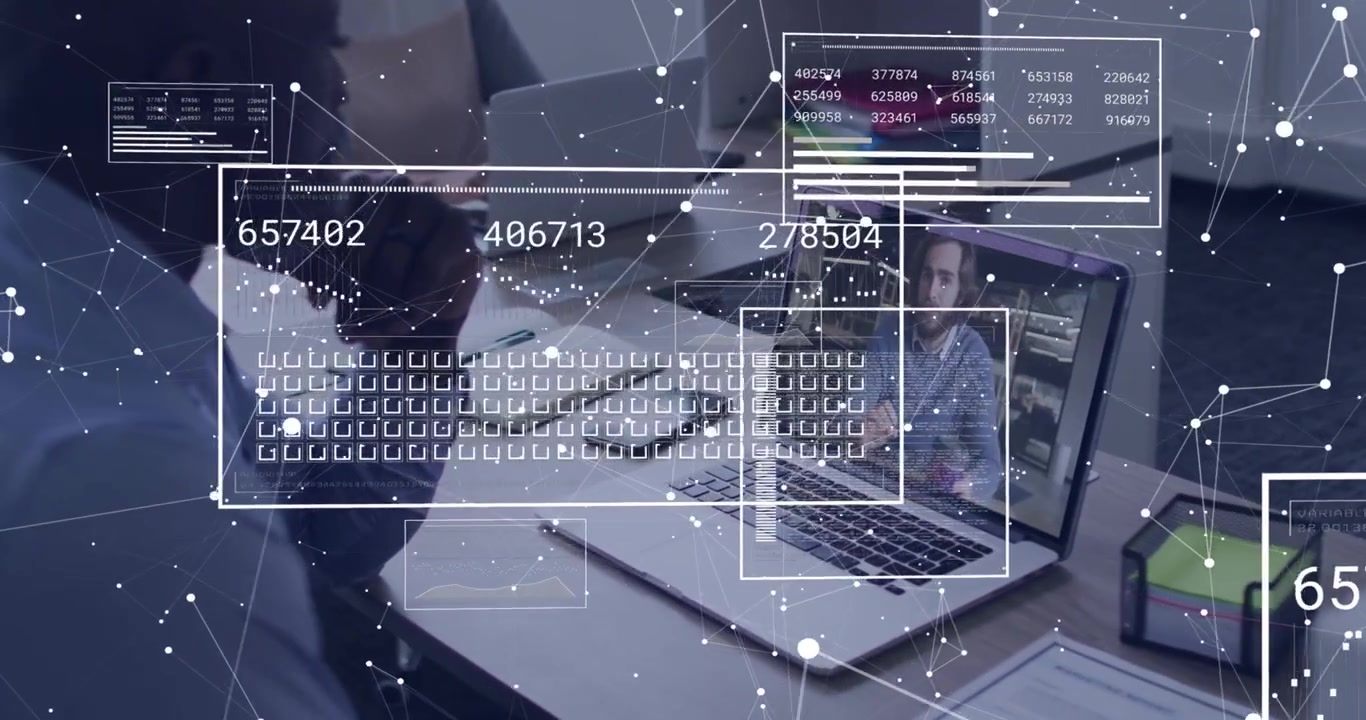 En ansatt starter et eksternt forretningsmøte, gjennomgår data mens HUD-overlegg oppdateres over den bærbare PC-en.