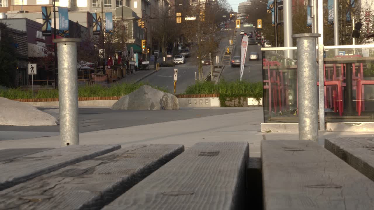 교통과 사람이 있는 도시 거리. 슬라이더 타임랩스