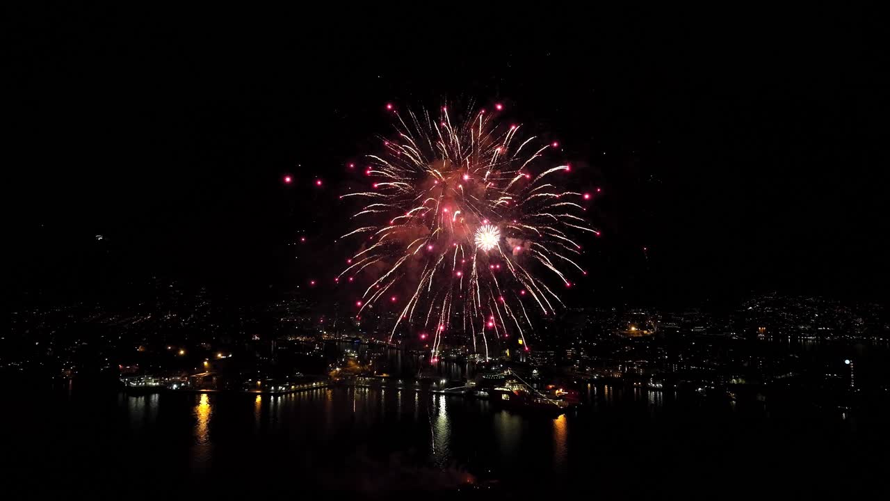 fuegos artificiales brillantes explotan sobre fiordo en bergen noruega