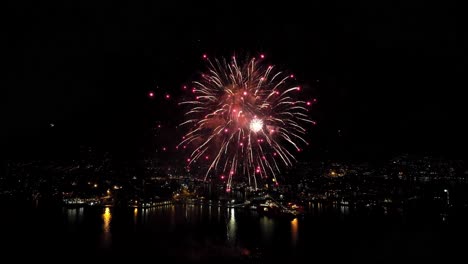 Brillantes-Feuerwerk-Explodiert-über-Dem-Fjord-In-Bergen,-Norwegen