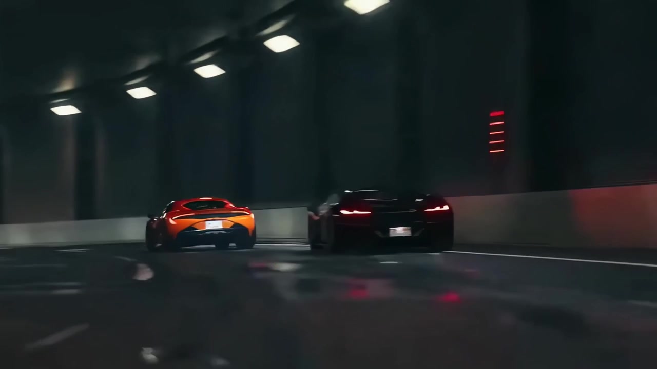 Auto sportive ad alte prestazioni che corrono e derapano in un tunnel
