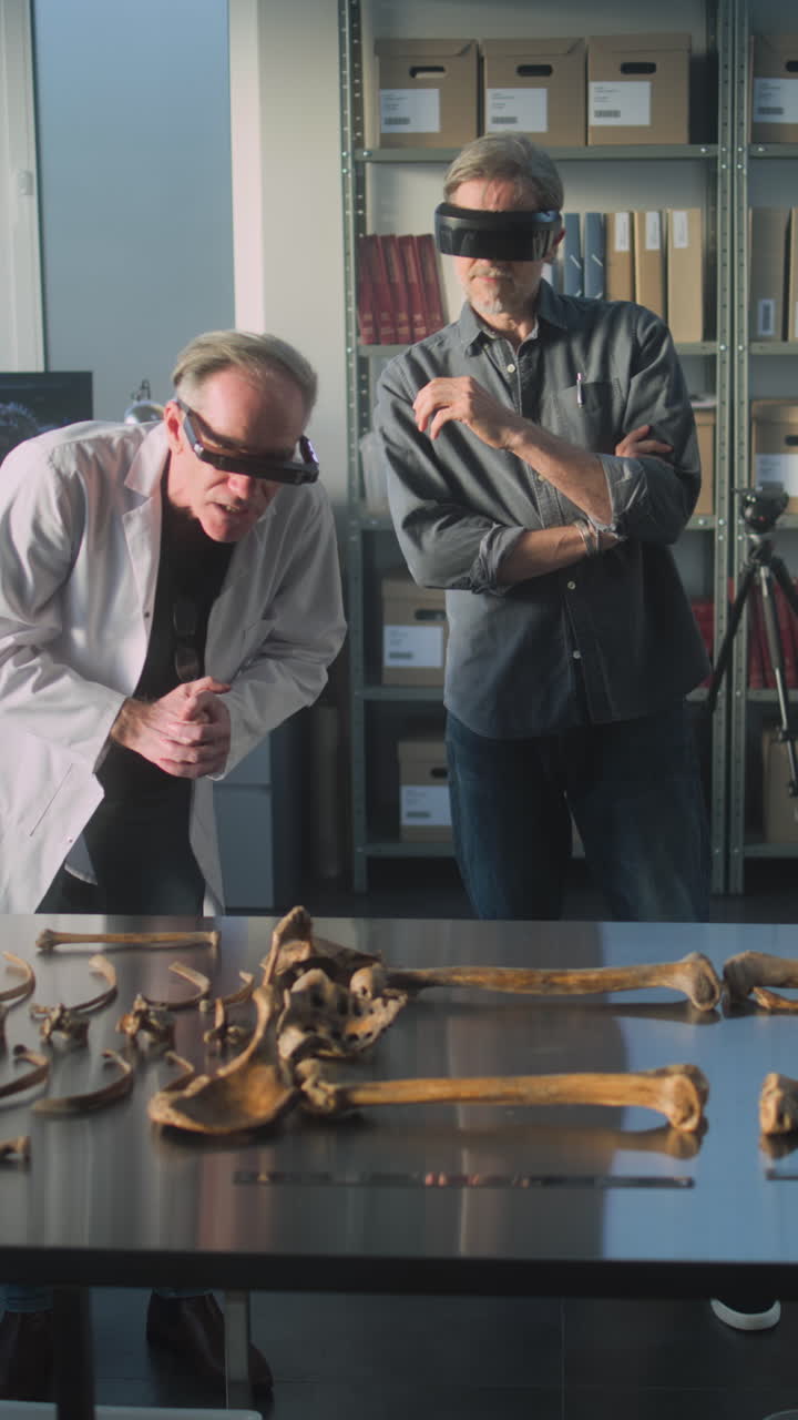 los arqueólogos examinan restos antiguos usando vr