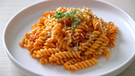 Pasta-En-Espiral-O-Espiral-Con-Salsa-De-Tomate-Y-Queso---Estilo-De-Comida-Italiana