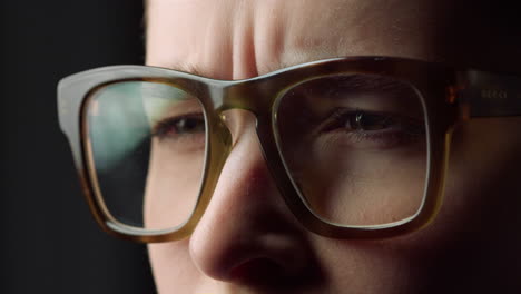 Portrait-of-shocked-young-woman-squinting-eyes-and-eyebrows-in-glasses.