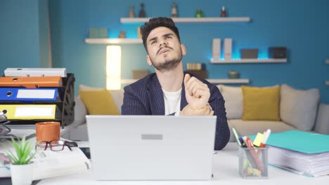 dolor en la muñeca del hombre usando una computadora portátil.