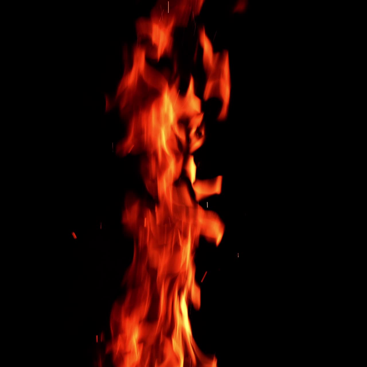 Fiamma che si alza nel buio. Lingue di fuoco isolate provenienti da un falò
