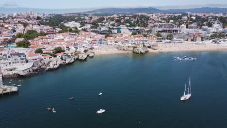 Luftflug-In-Richtung-Rainha-Beach-In-Cascais,-Portugal