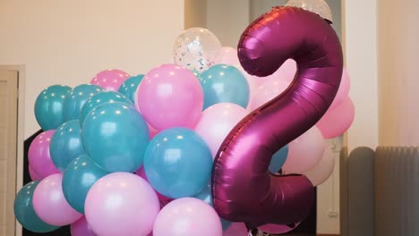 coloridos globos azules y rosados tejidos juntos