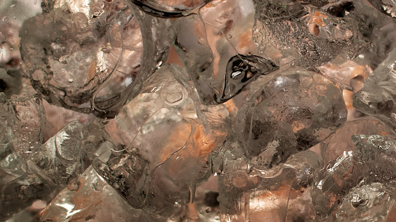 вкусная жидкость стекает в бокал для коктейля в замедленной съемке 1000+ кадров в секунду-1