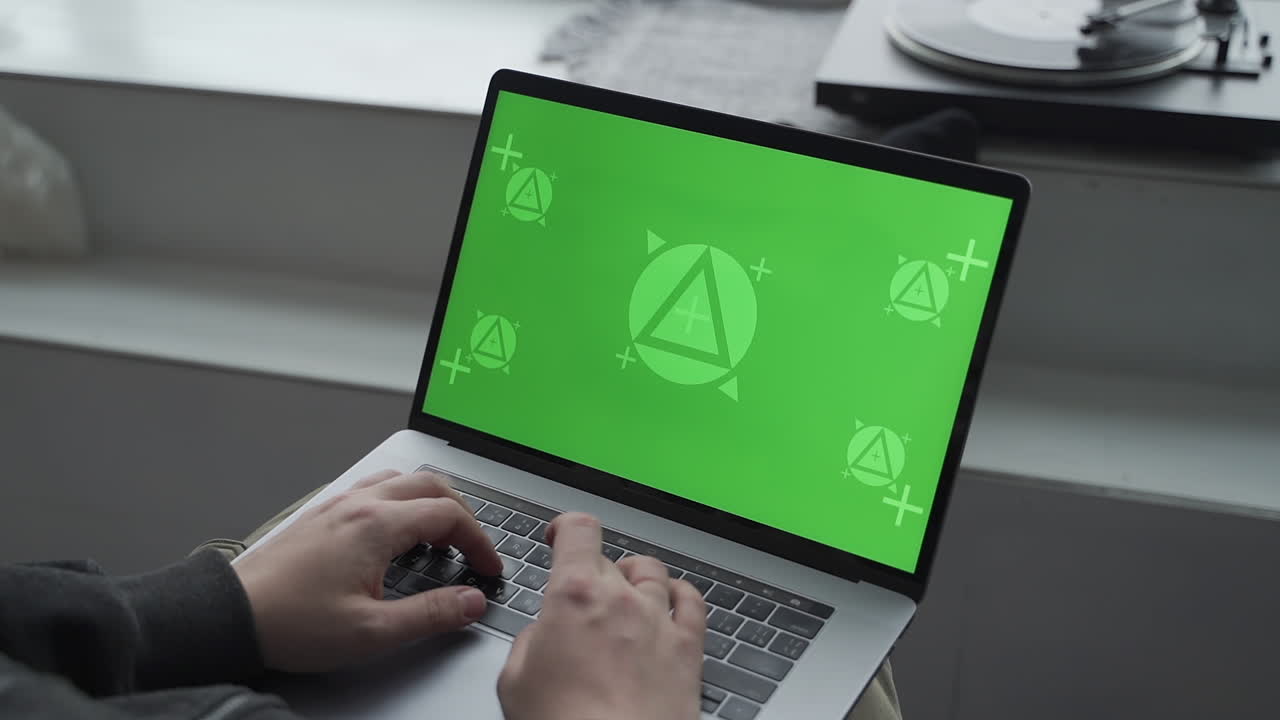 maqueta. portátil con croma de pantalla verde. teletrabajo y escritura con el teclado. primer plano.