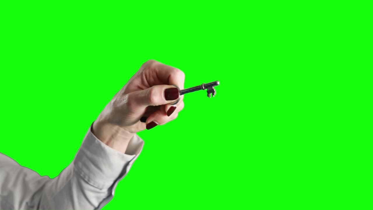 mujer de negocios girando la llave