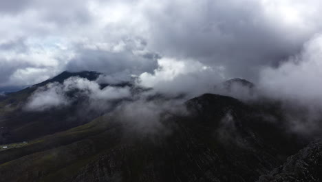 Cloudscape-Sobre-Montañas-Campo-Sudafricano-Toma-Aérea