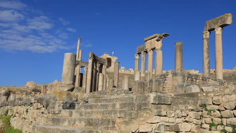 Antike-Römische-Ruinen-In-Dougga-Mit-Blauem-Himmel,-Die-Geschichte-Und-Architektur-Präsentieren