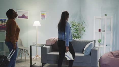 mujeres felices regresan a casa después de las vacaciones sentadas en el sofá