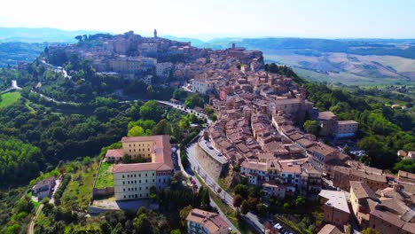 Bonita-Vista-Aérea-Superior-Vuelo-Montepulciano-Toscana-Pueblo-De-Montaña-Medieval