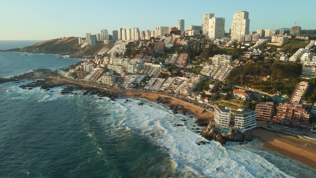 vista aérea a través de la costa de la playa dorada de reñaca con edificios de chile resort