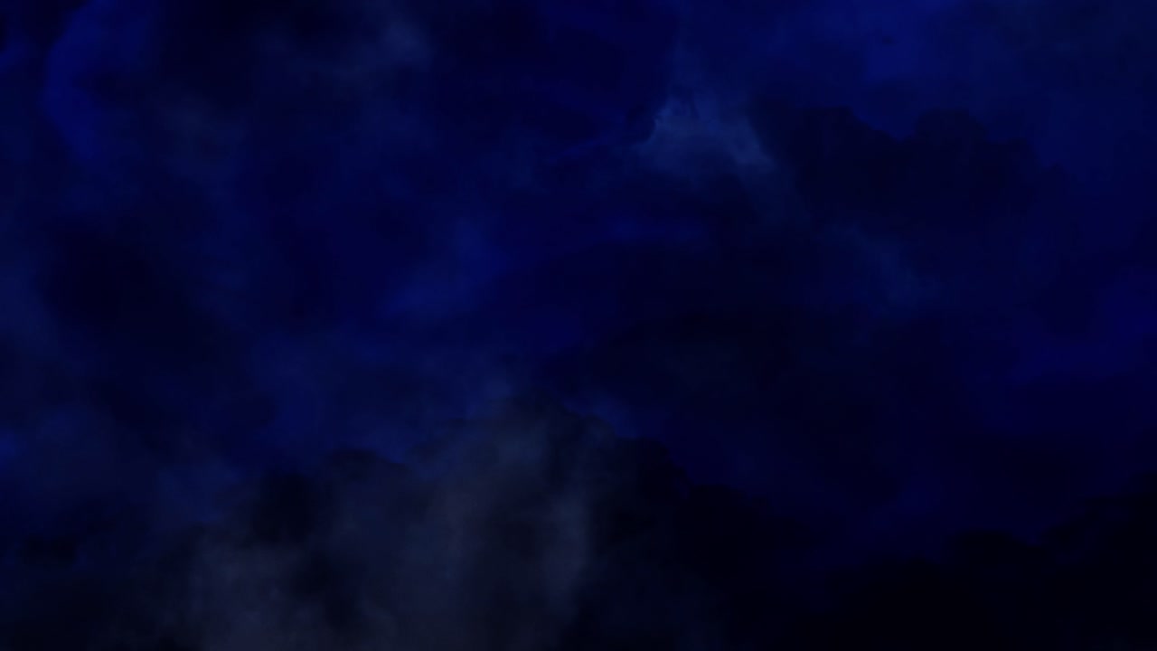 un cielo blu scuro e un temporale che è scoppiato