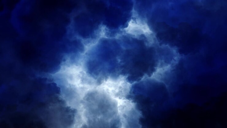un cielo blu scuro e un temporale che è scoppiato