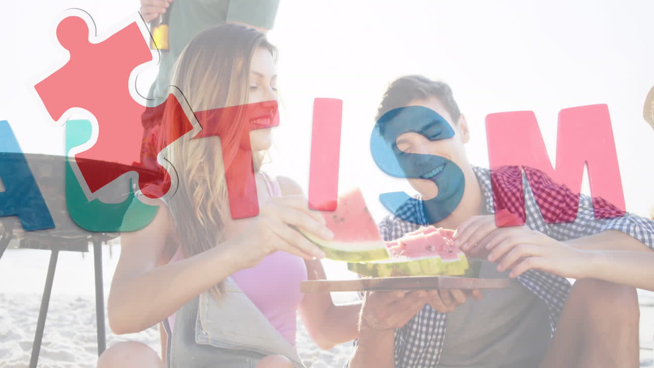다채로운 퍼즐 조각의 애니메이션 심장과 자폐증 텍스트 여름 해변 파티에서 행복한 친구들