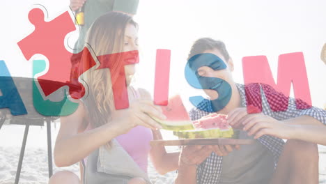 animación de coloridas piezas de rompecabezas corazón y texto de autismo sobre amigos felices en la fiesta de playa de verano