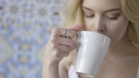 mujer bebiendo café