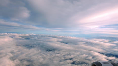 Mirando-Las-Nubes-Y-La-Ciudad-De-Da-Nang-En-El-Avión-En-Asia