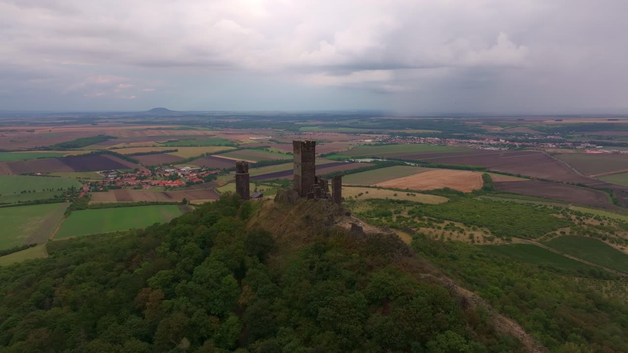 Overskyet himmel indrammer Hazmburk-ruinerne på en bakketop i Klapy, Tjekkiet.