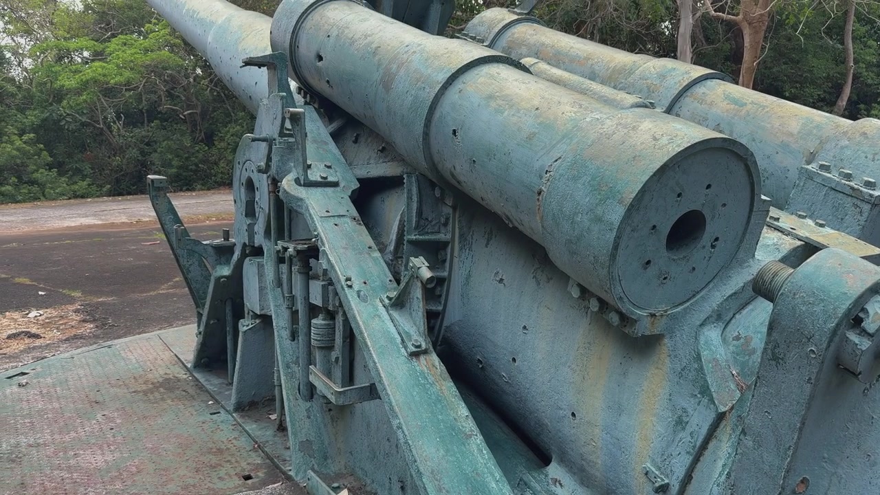Un primo piano cinematografico di un enorme cannone da difesa costiera d'epoca sull'isola di Corregidor, Filippine. Questa autentica reliquia militare mostra armamenti storici e il patrimonio bellico.