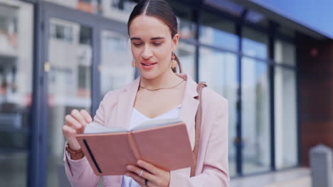 leyendo notas, feliz y una mujer con un cuaderno