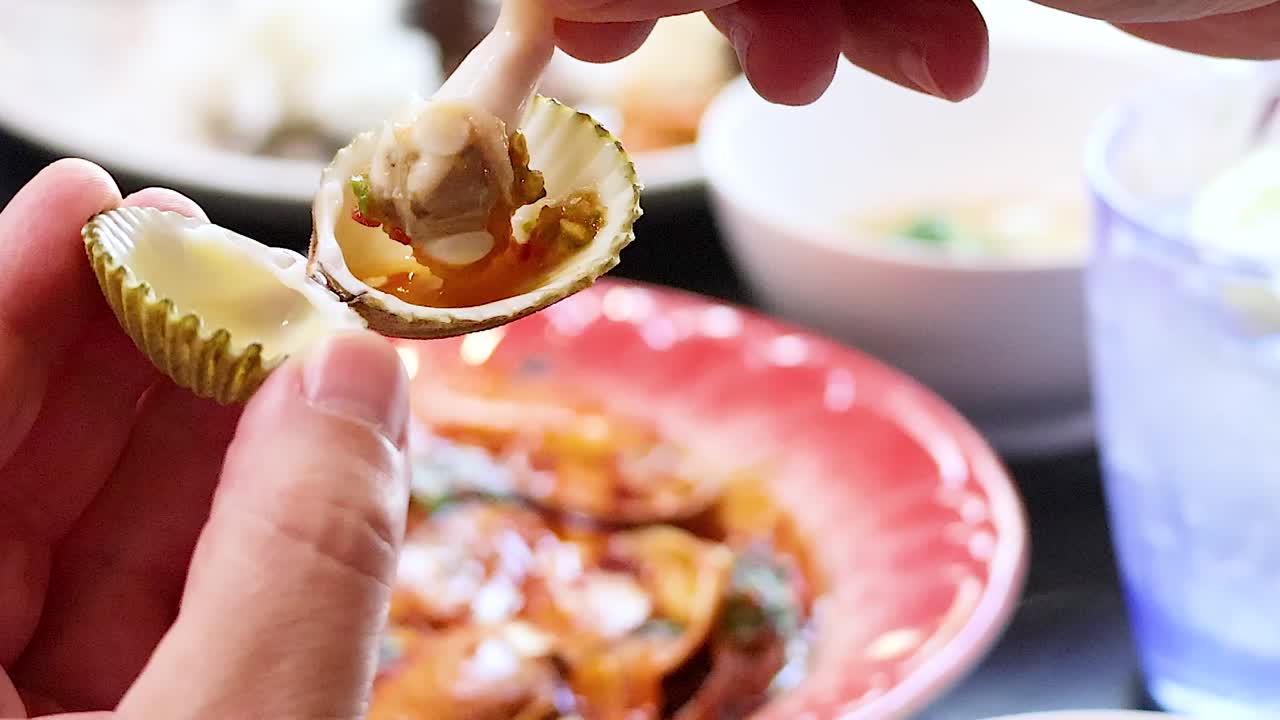 태국 푸켓 에 있는 식당 에서 인 조개 식사를 즐기고 있는 손 들