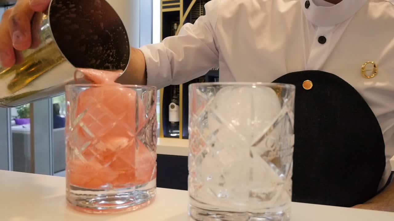 핑크색 테일을 는 바텐더